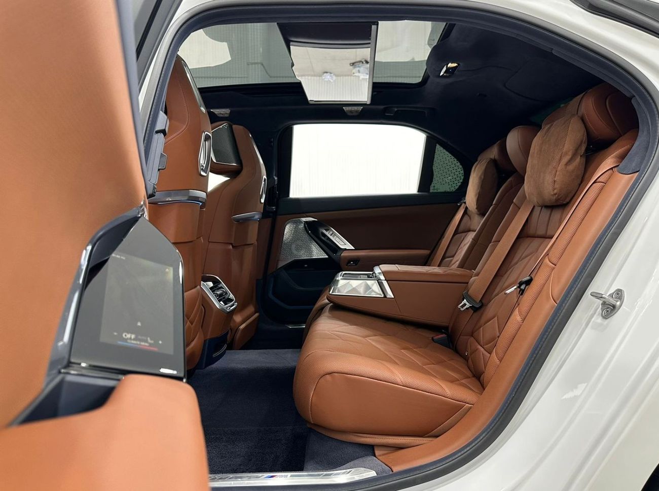 بي أم دبليو 760Li 2023 BMW 760i xDrive M-Sport, 2028 BMW Warranty, 2029 BMW Service Pack, Fully Loaded, Low Kms, GCC