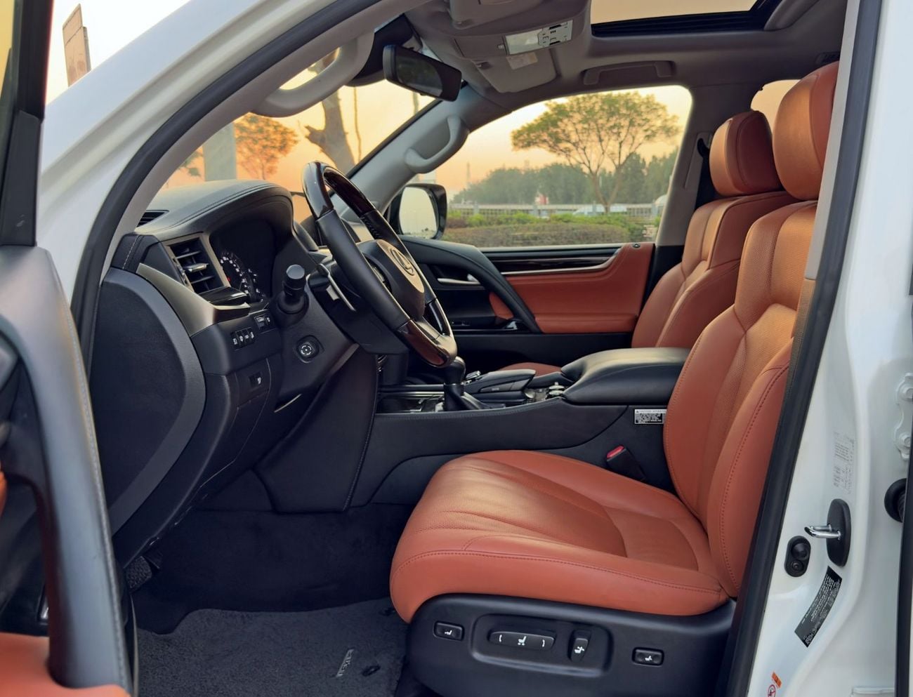 لكزس LX 570 بلاتينيوم لكزس LX 570 بلاتينيوم موديل 2016، بمواصفات دول مجلس التعاون الخليجي