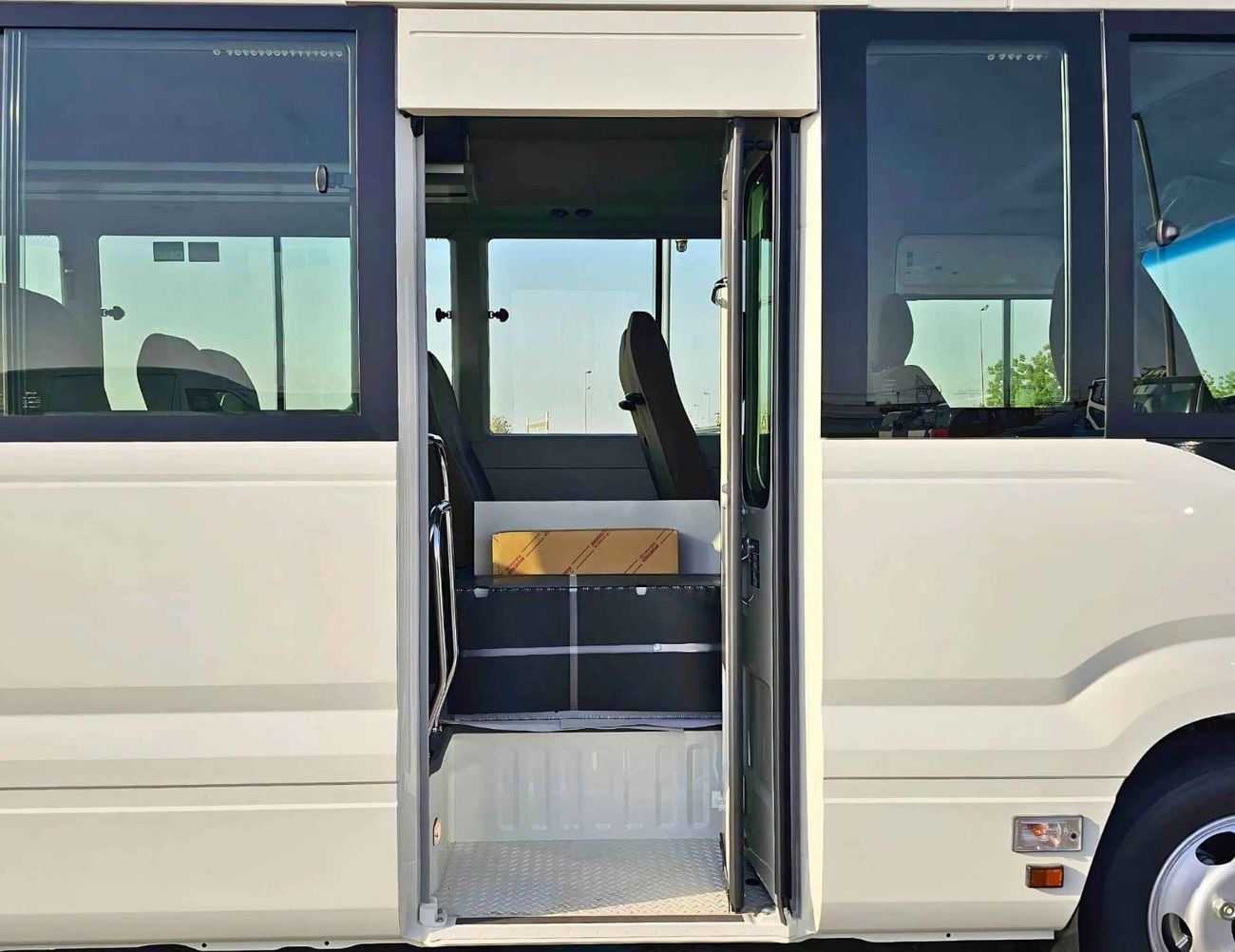 Toyota Coaster  23 SEATER / 2.8L DIESEL A/T / AUTO DOOR/ HLF LUGGAGE RACK / PWR WINDOWS (CODE#COD28B)