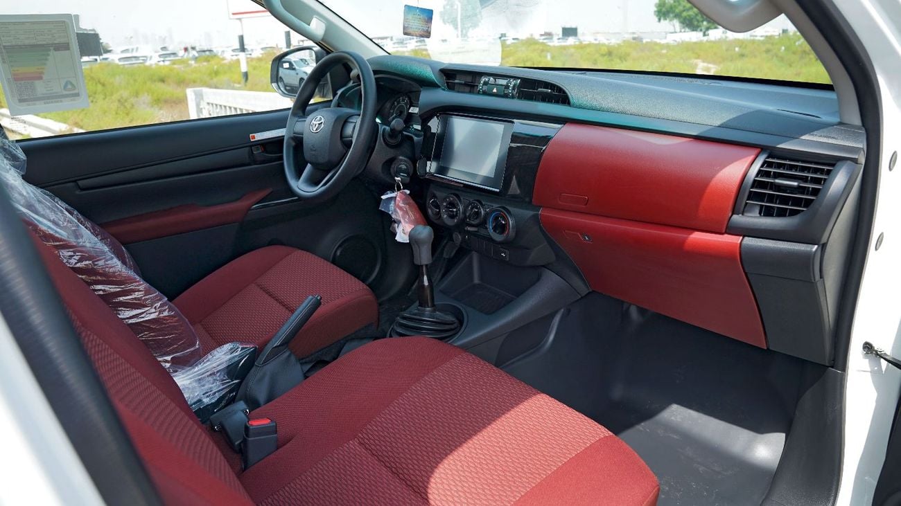 تويوتا هيلوكس GLX | 2.L 4x4 Manual Transmission | Touch Screen Display | Bed Liner | D-4D