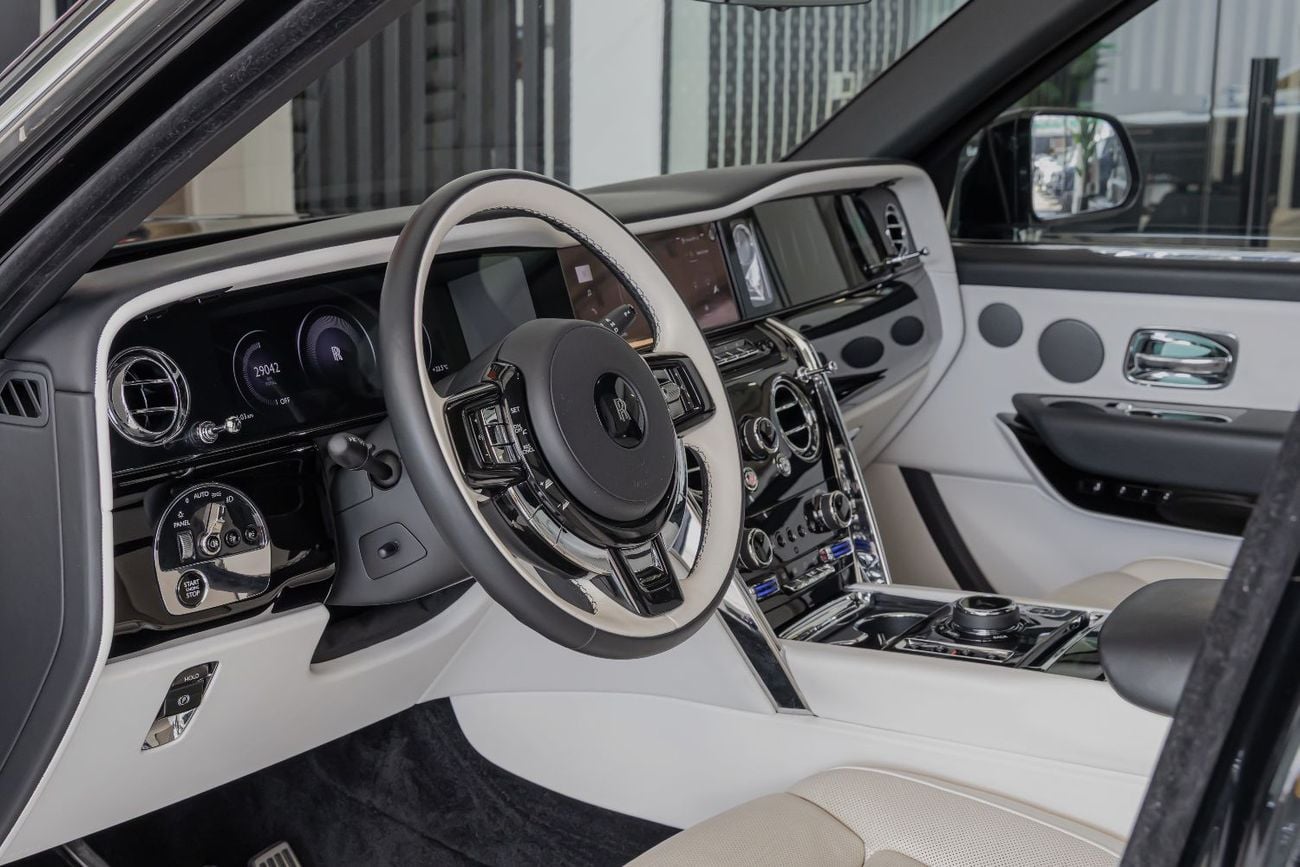 Rolls-Royce Cullinan ROLLS-ROYCE CULLINAN | SILVER BADGE | FULL OPTIONS | BESPOKE SOUND SYSTEM | GCC SPECS | 2025
