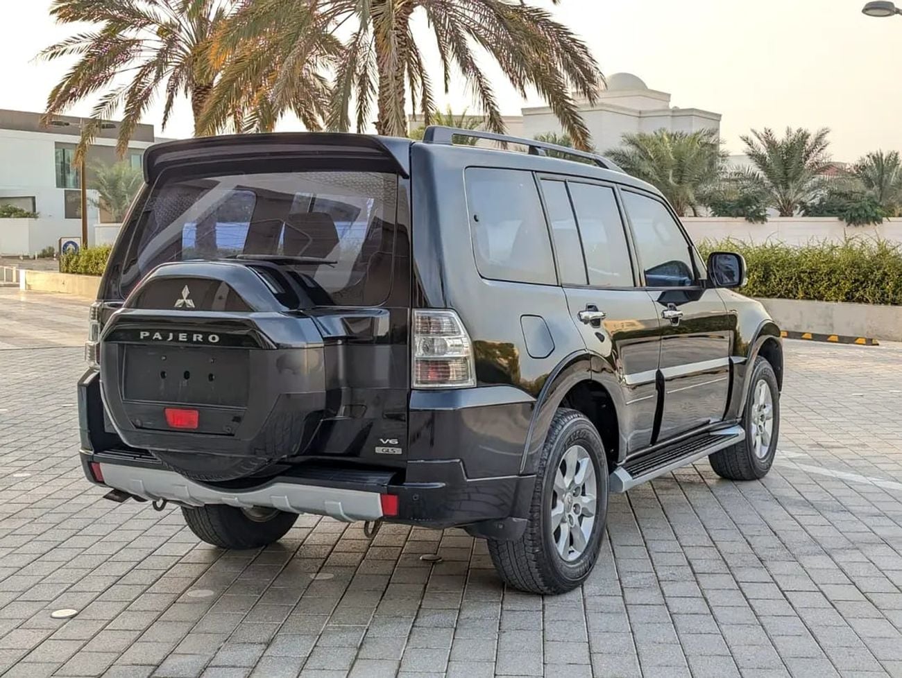 Mitsubishi Pajero GLS TOP FULL OPTION GCC V6 3.5L IN EXCELLENT CONDITION