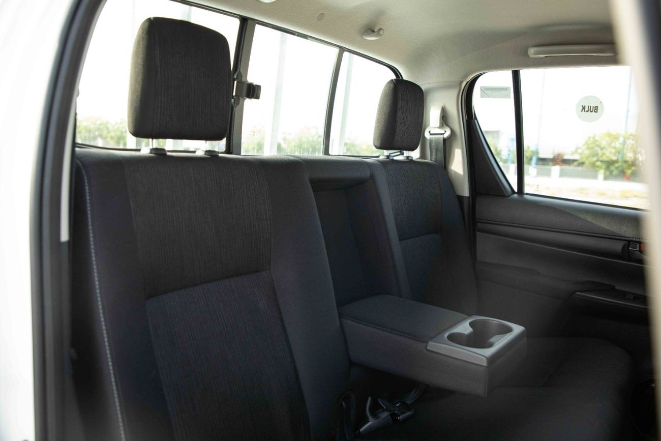 تويوتا هيلوكس تويوتا هايلكس 4X4 DC 2.4 DLX - أبيض سوبر مع أسود | تصدير فقط