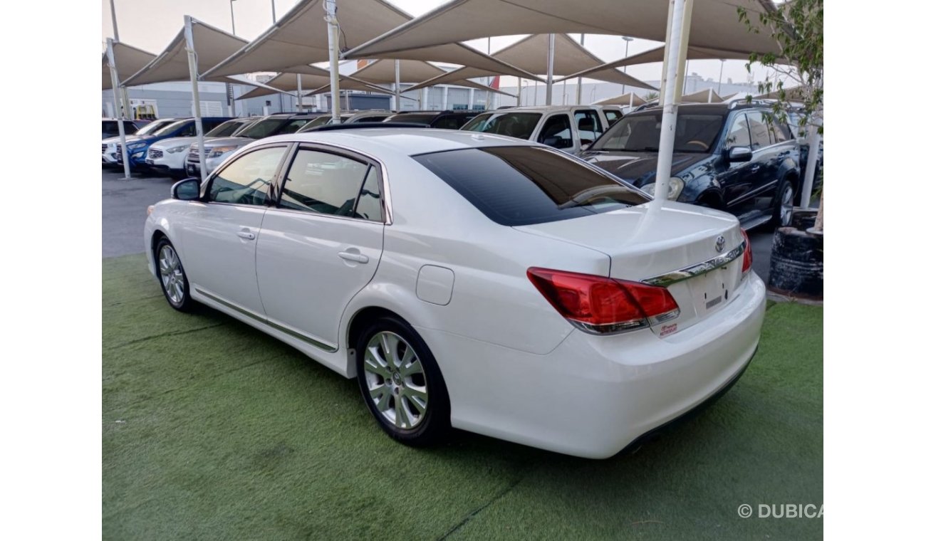 Toyota Avalon 2011 model, leather hatch, cruise control, sensor wheels, in excellent condition