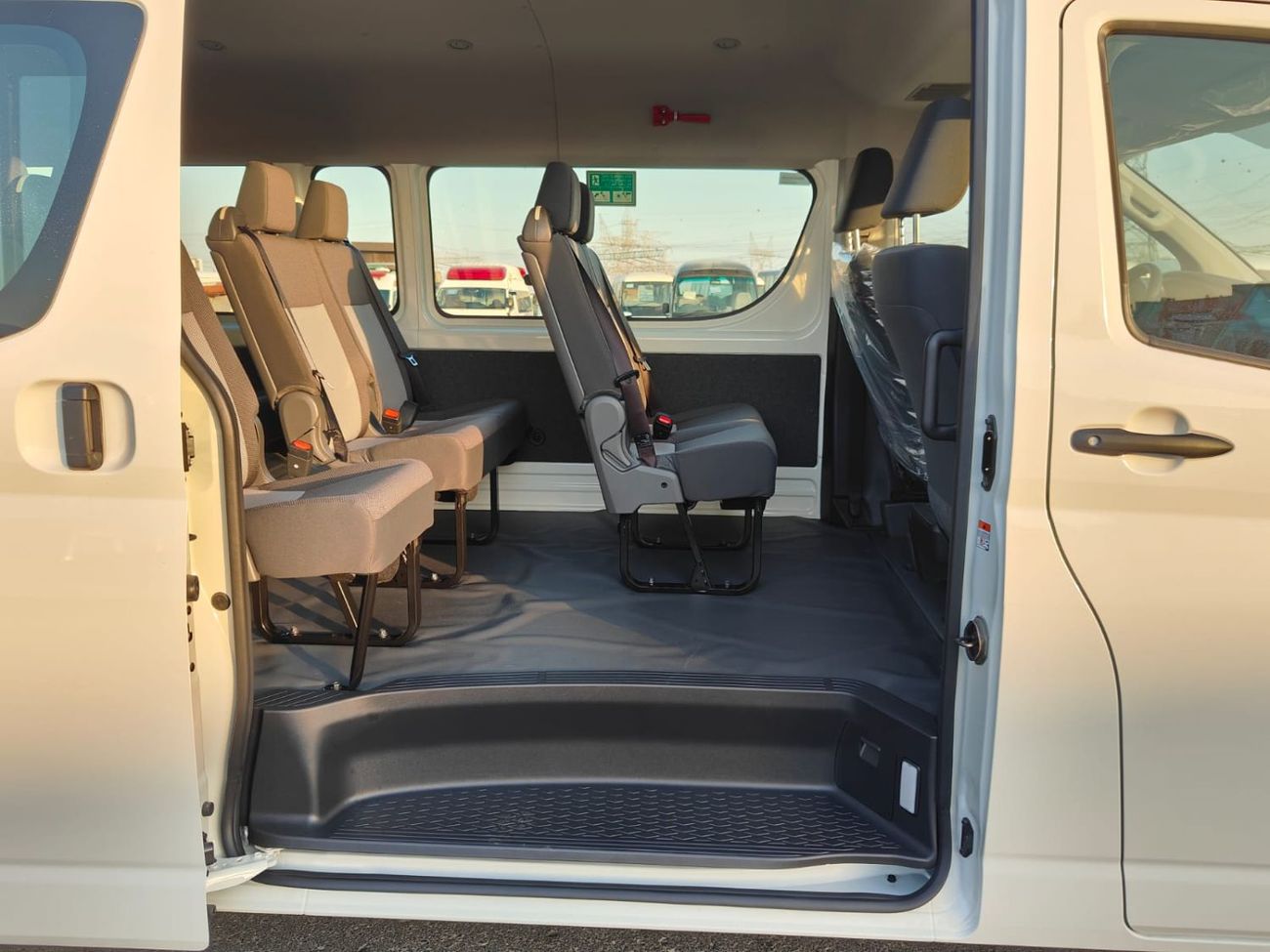 تويوتا هاياس 2026 Toyota Hiace DX 13-Seater 2.8L 4-Cyl Diesel M/T RWD (3-Point Seatbelts) Export Only