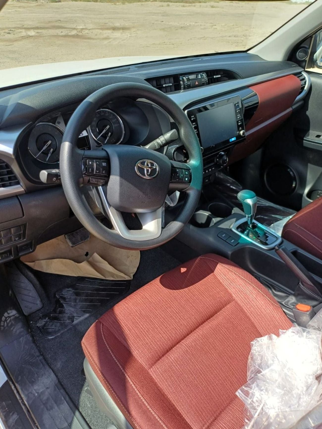 Toyota Hilux SR5 Toyota Hilux SR5 D.C 2.7L Petrol A/T 4*4 GCC White Color 2026 Model