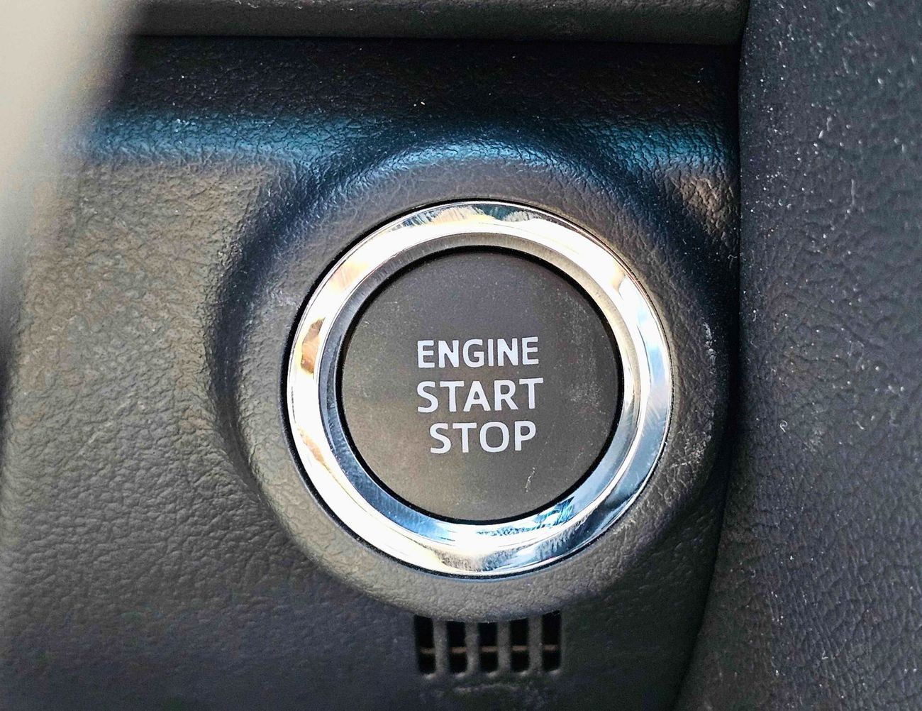 تويوتا فورتونر FULL OPTION | 2.7L V4 PETROL | PUSH START | AUTO A/C | DVD + CAMERA | 4X4  (CODE # 69088)