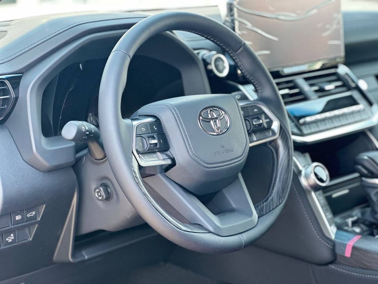 تويوتا لاند كروزر VXR 3.5 لتر هجينة أوتوماتيكية // كاملة المواصفات مع رادار، كاميرا 360 درجة، ذاكرة، مقاعد تدفئة وتبري