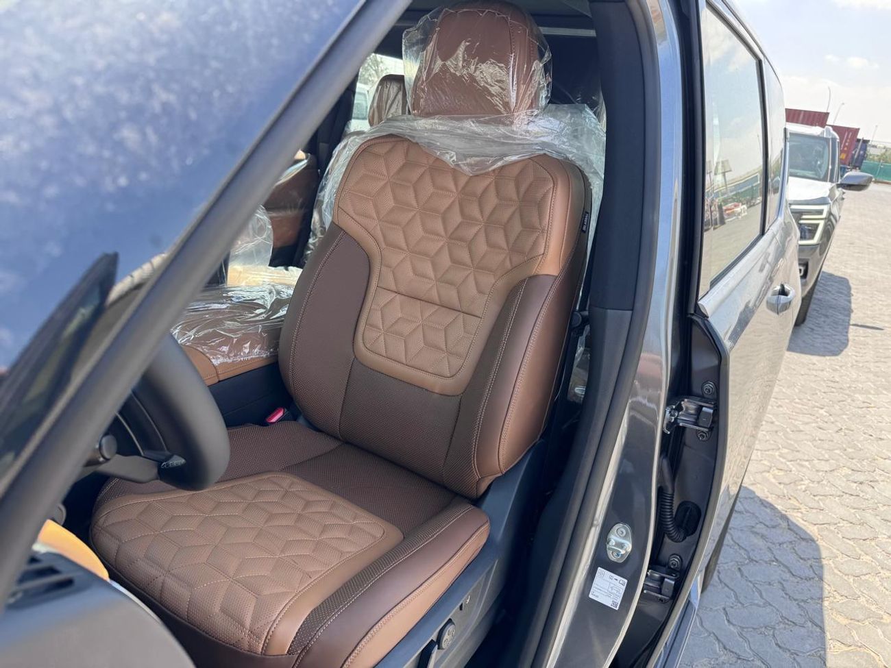 Nissan Patrol SE Platinum City 3.8L (Ext _GRAY WITH BLACK ROOF Inter_TAN)