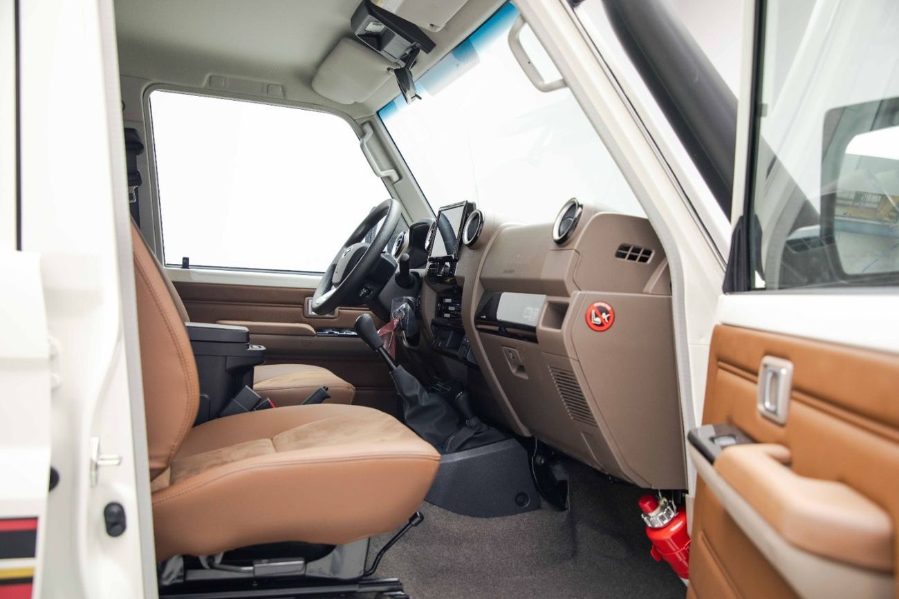 تويوتا لاند كروزر LC76 Hardtop 2.8L - White Inside Saddle Tan | Export Only