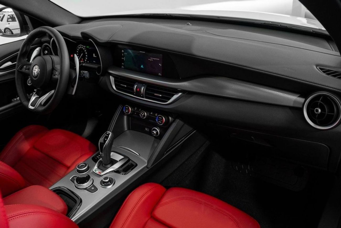 ألفا روميو ستيلفيو Veloce / Delivery Milage / 7 Year Alfa Romeo Warranty & 5 Year Service