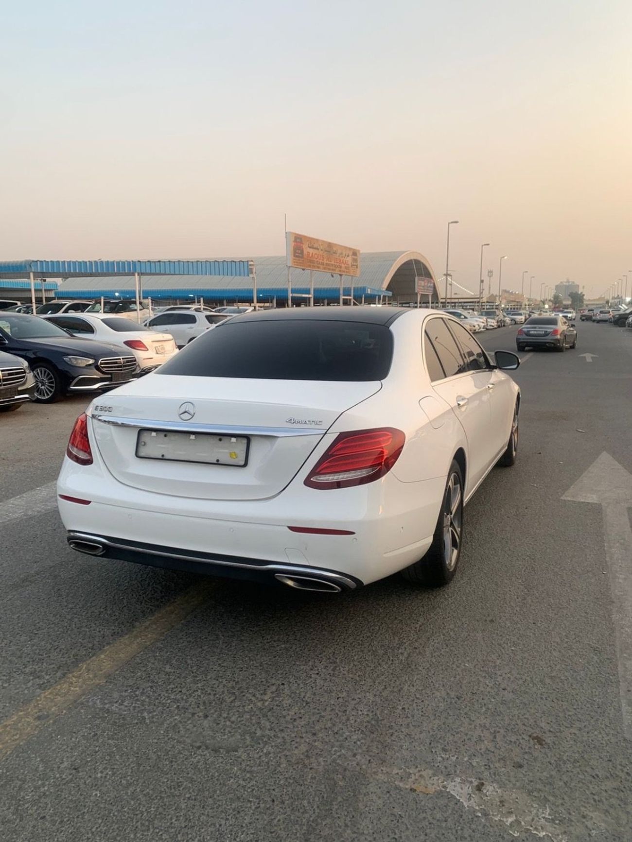مرسيدس بنز E300 Mercedes-Benz E300 4Matic panorama V4 2.0L Model 2017 Price:90.000AED  Mileage:140.000 Km  Specifica