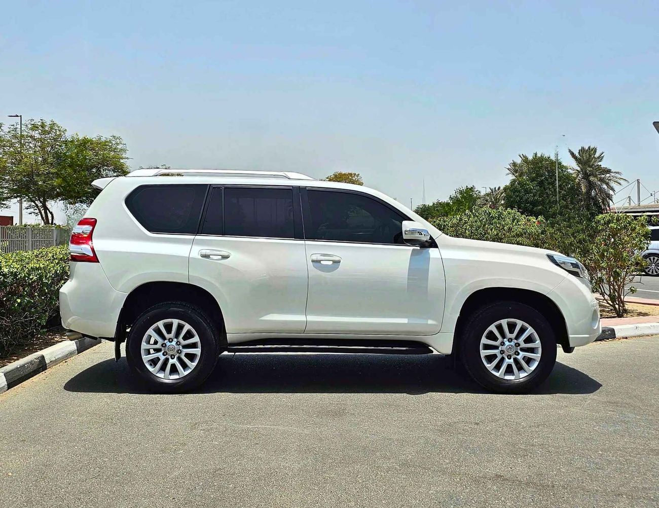 تويوتا برادو VXR/ V4 2.7L/ FULL OPTION/ SUNROOF/ ELECTRIC LEATHER SEATS/ HEADS REST TV/ DOWN TYRE/ LOT# 39672