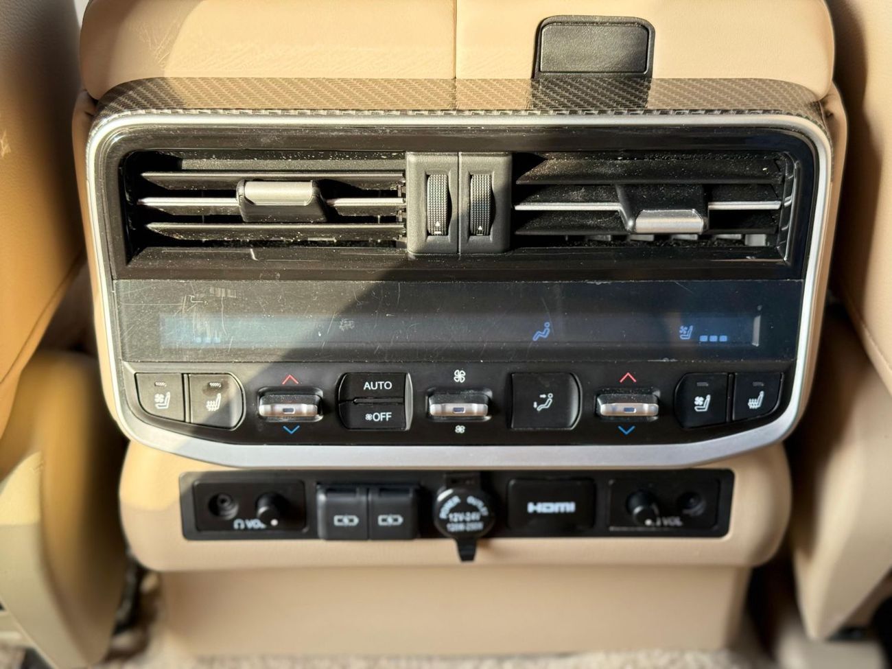 Toyota Land Cruiser Toyota Landcruiser Lc200,2015 grey colour and biegie interior ,Gcc specs LHD petrol engine..8seaters