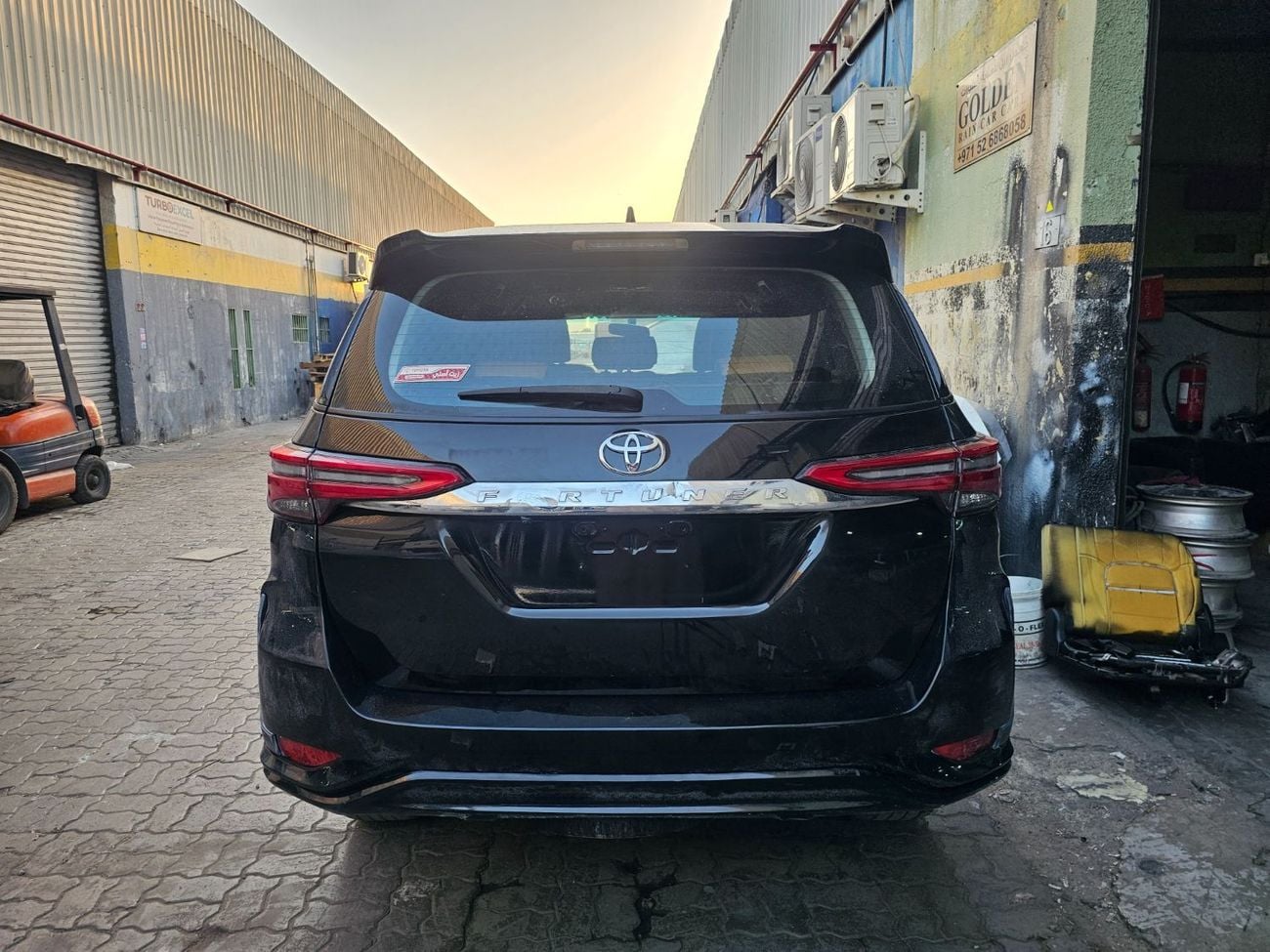 Toyota Fortuner STD D(diesel) 2.4L V4 DIESEL ENGINE Automatic Gear 4WD 7 Seats 5 Doors
