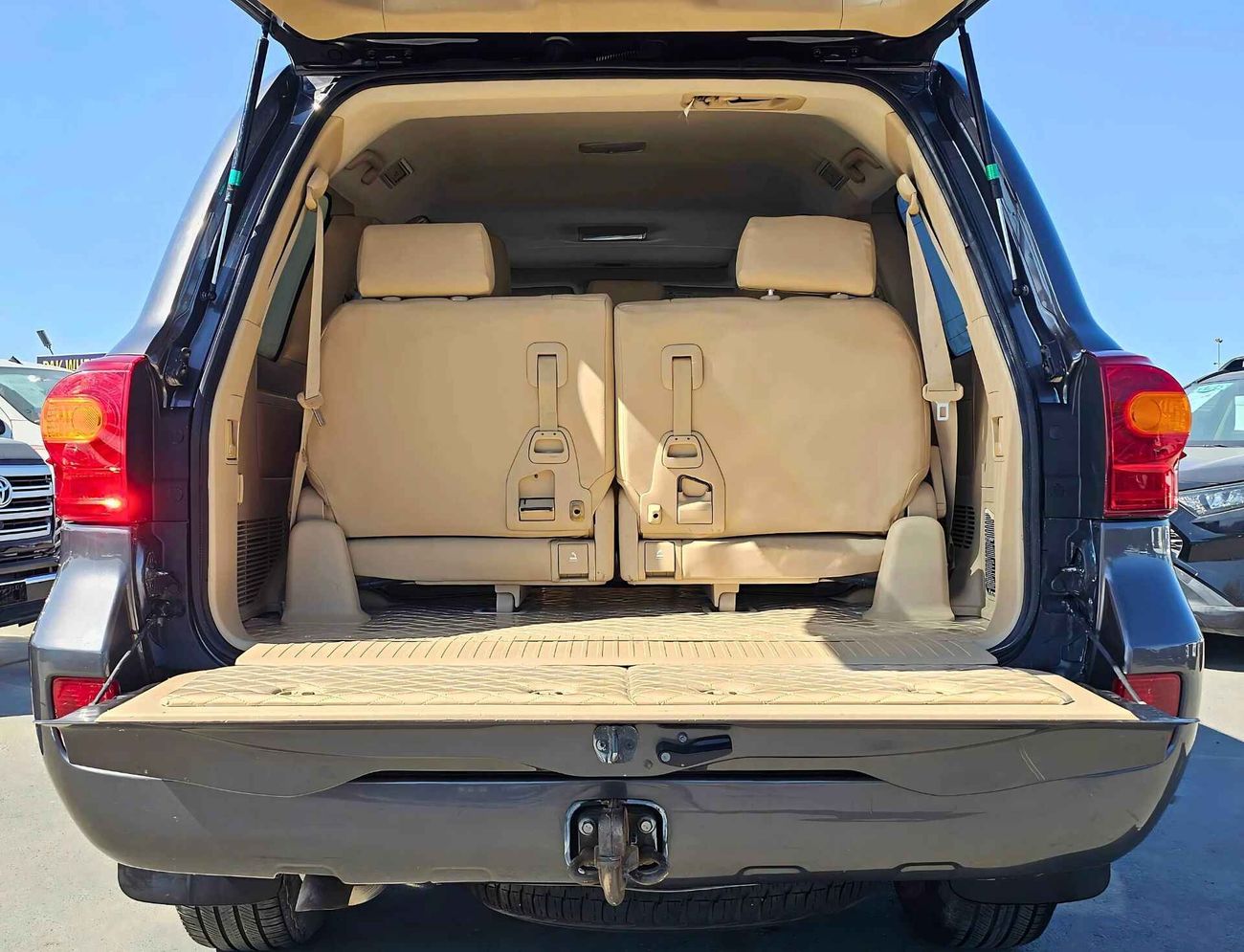 Toyota Land Cruiser GXR/ V6 / 4.0L/ 4WD/ SUNROOF/ ORG SHAPE/ A/T / FULL OPTION / LEATHER SEATS/ EXPORT ONLY / LOT#10319