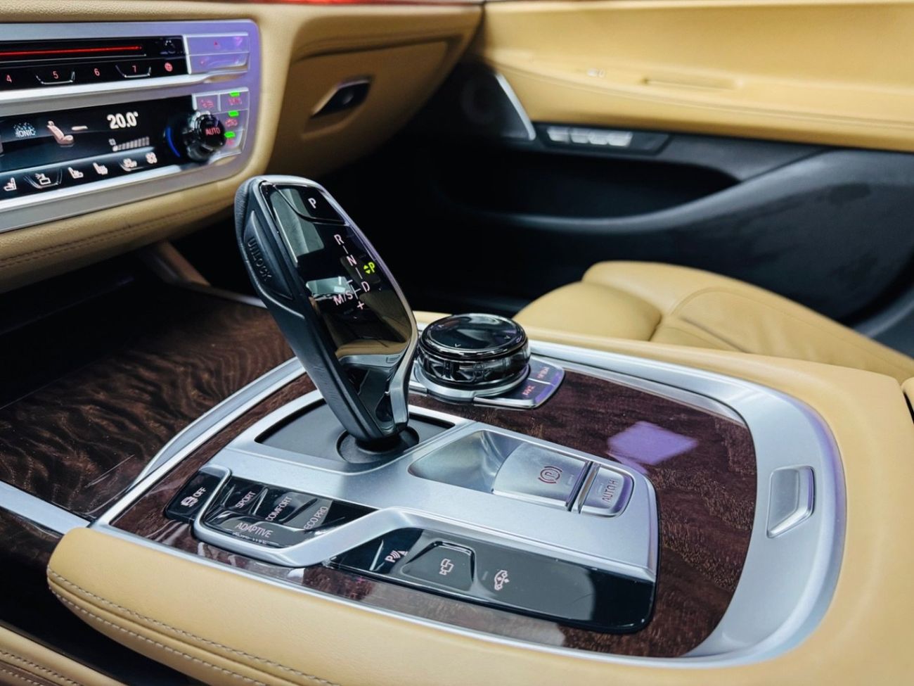 بي أم دبليو 750Li Luxury 4.4L (523 HP)