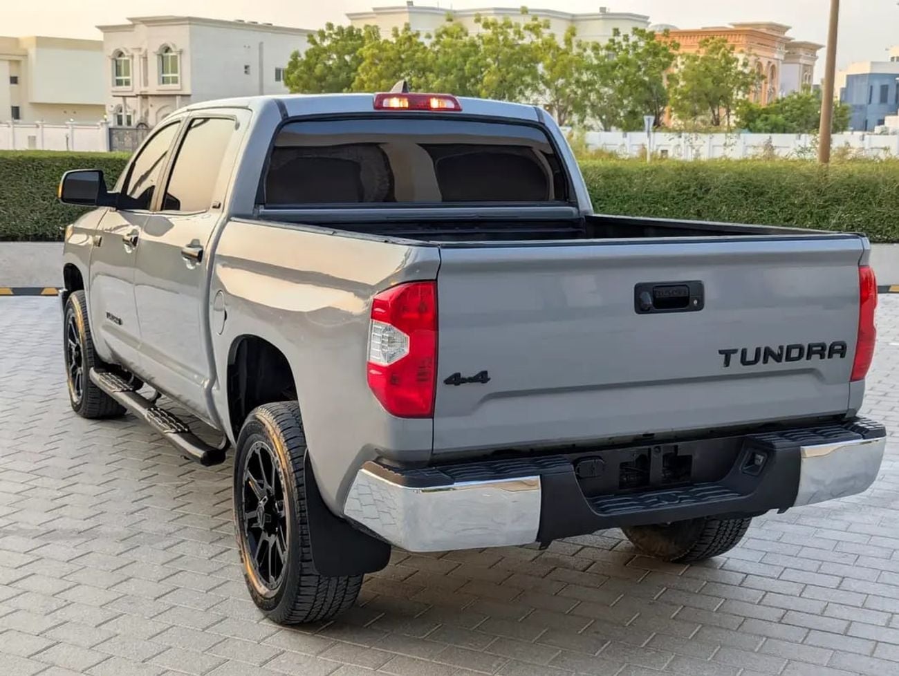 Toyota Tundra Crewmax SR5 - GCC Specs interior and Exterior Excellent Condition
