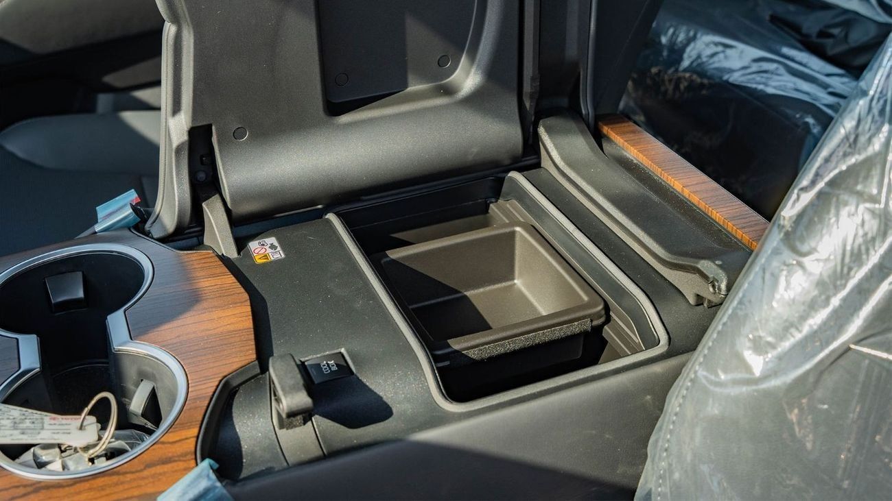 Toyota Land Cruiser 2025 Toyota Land Cruiser 300 GXR 3.3L Twin Turbo Diesel AT (Black)