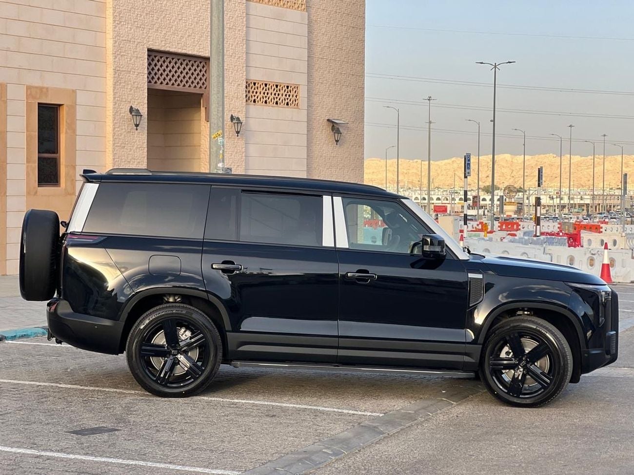 روكس 01 روكس 01 اسود من الخارج ابيض من الداخل ضمان evs