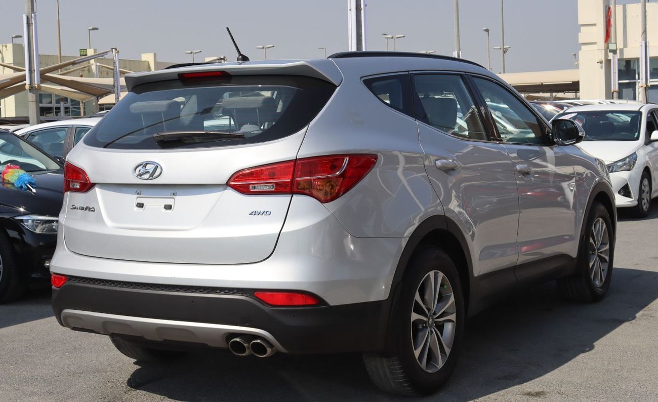 Hyundai Santa Fe GL 2.4L AWD Hyundai Santa Fe 2016, GCC car, in excellent condition, 7 seats, 2.4L, panoramic roof