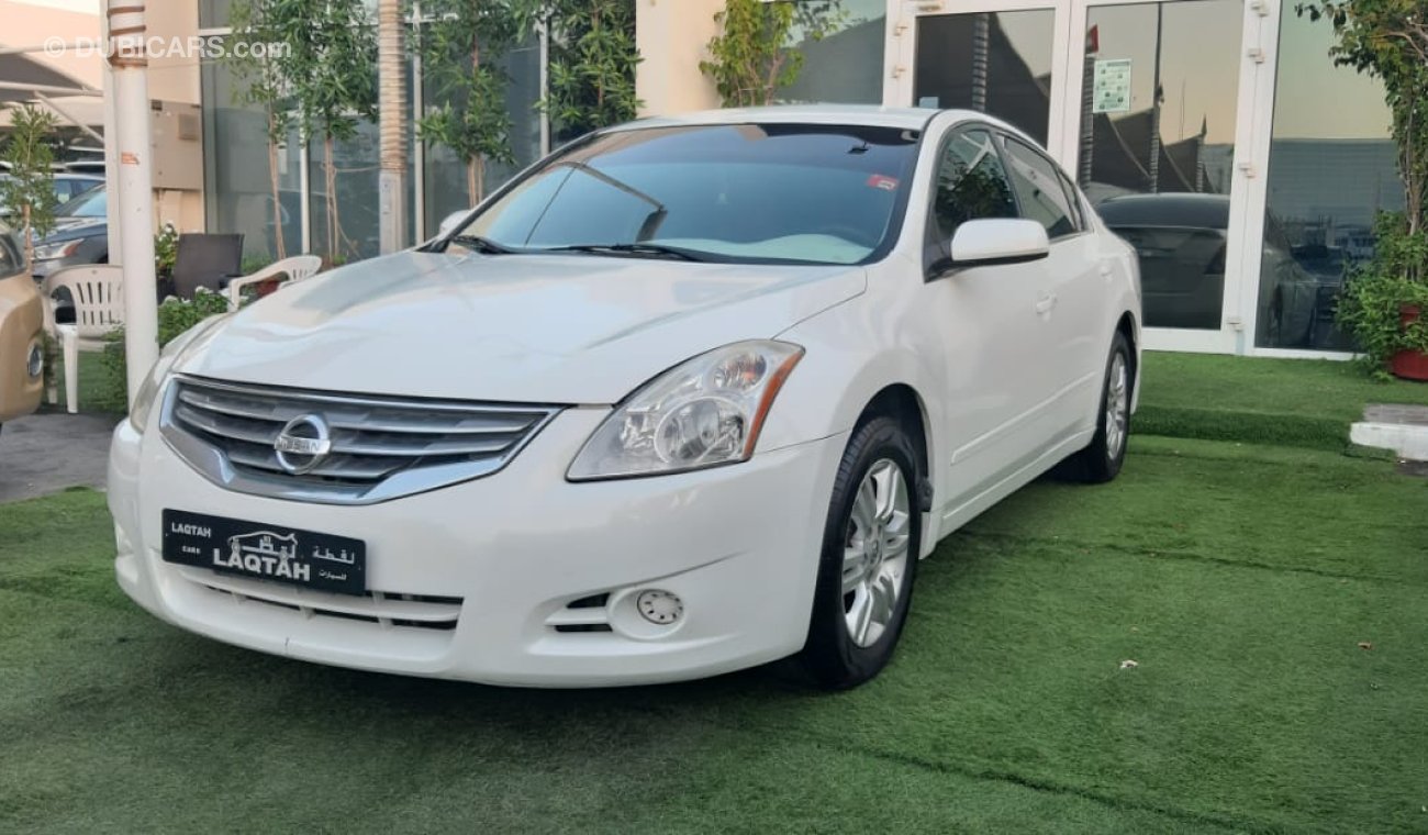 Nissan Altima No accident number 2, white inside beige, cruise control, rear wing control, sensors, in excellent c