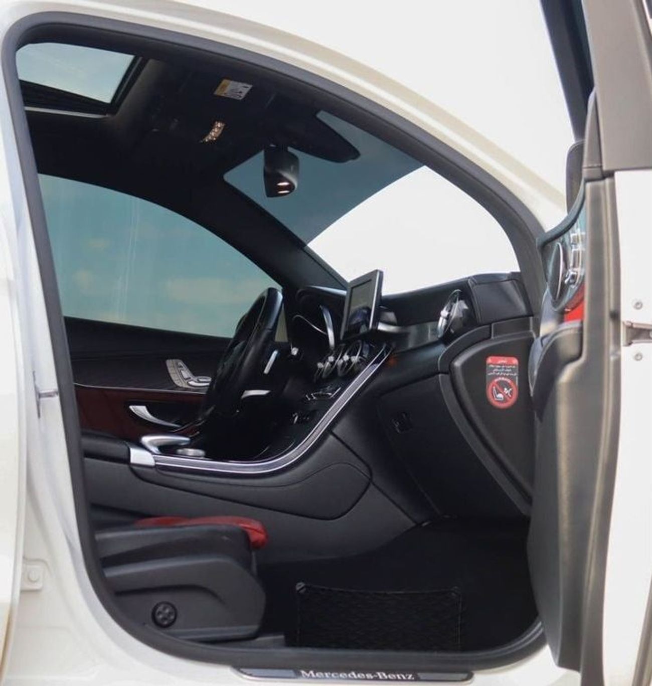 Mercedes-Benz GLC 250 4MATIC 2.0L Mercedes GLC 250, 2018, 4MATIC, GCC, original paint accident-free in excellent condition