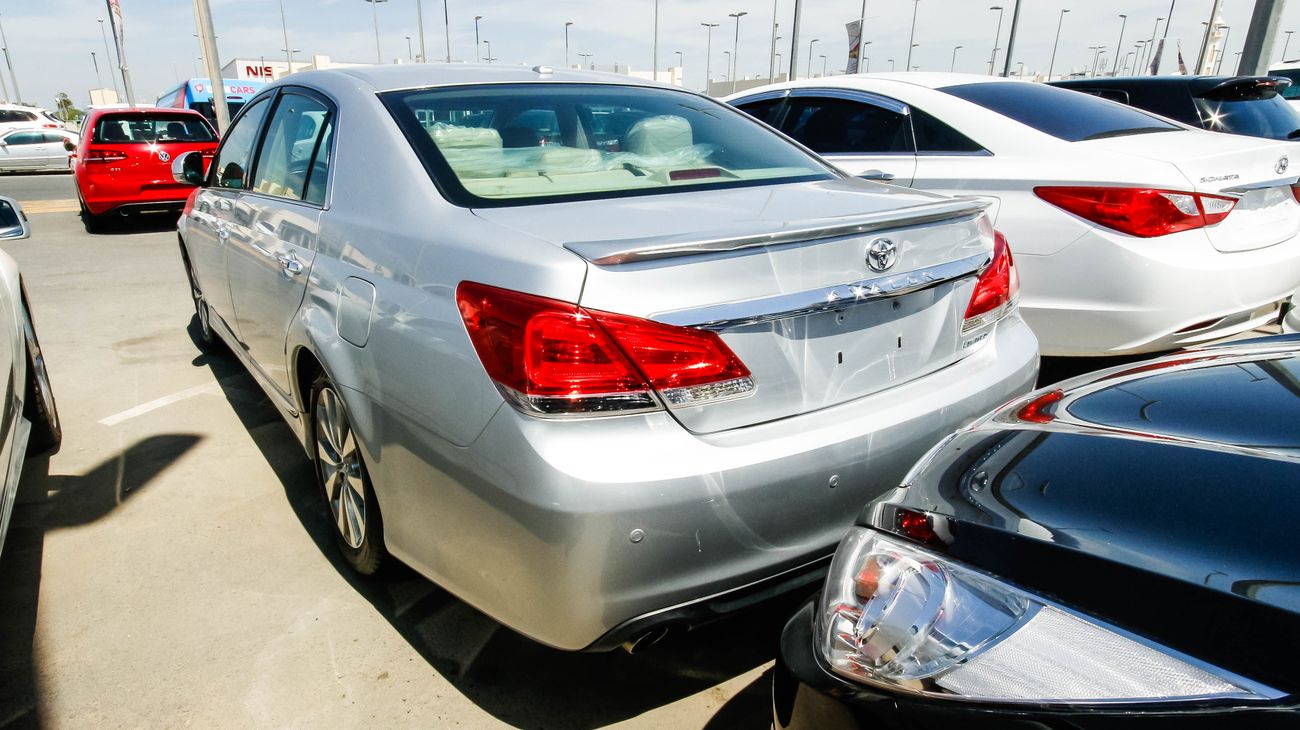 Used Toyota Avalon 2012 for sale in Sharjah 56489