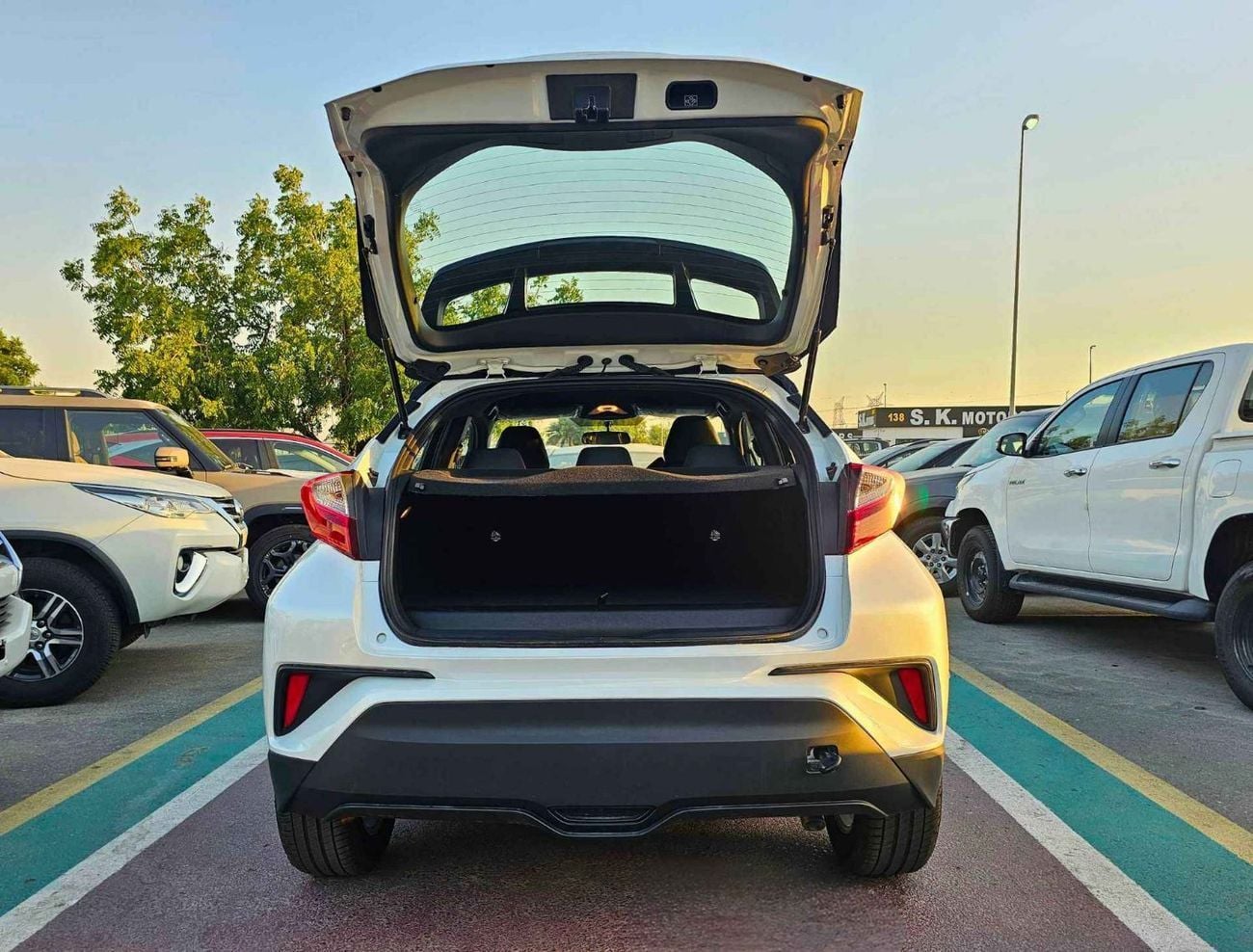 تويوتا CHR LUXURY / 1.8L HYBRID / DOUBLE TONE / PUSH START / LEATHER SEATS / FULL OPTION (CODE# 67991)