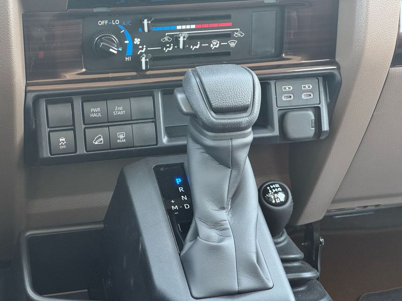 تويوتا لاند كروزر 70 2025 TOYOTA LAND CRUISER LC76 HARD TOP, 4L, PETROL, A/T, 4WD, WHITE/BEIGE