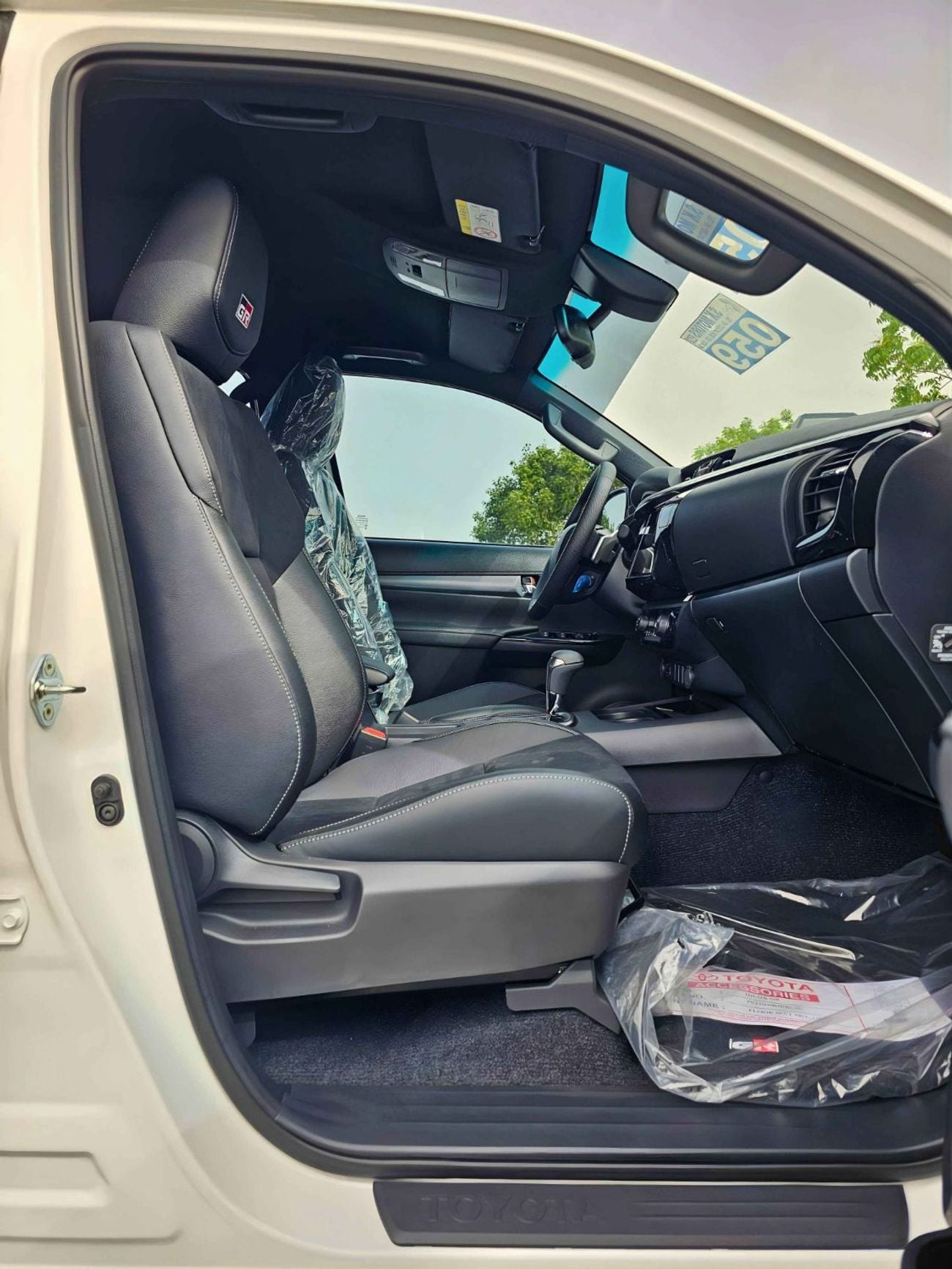 Toyota Hilux GR SPORT DOUBLE CABIN / 2.8L DIESEL V4 / RADAR / 360*CAMERA/DRIVER PWR SEAT WITH LATHER (CODE# HGRD)