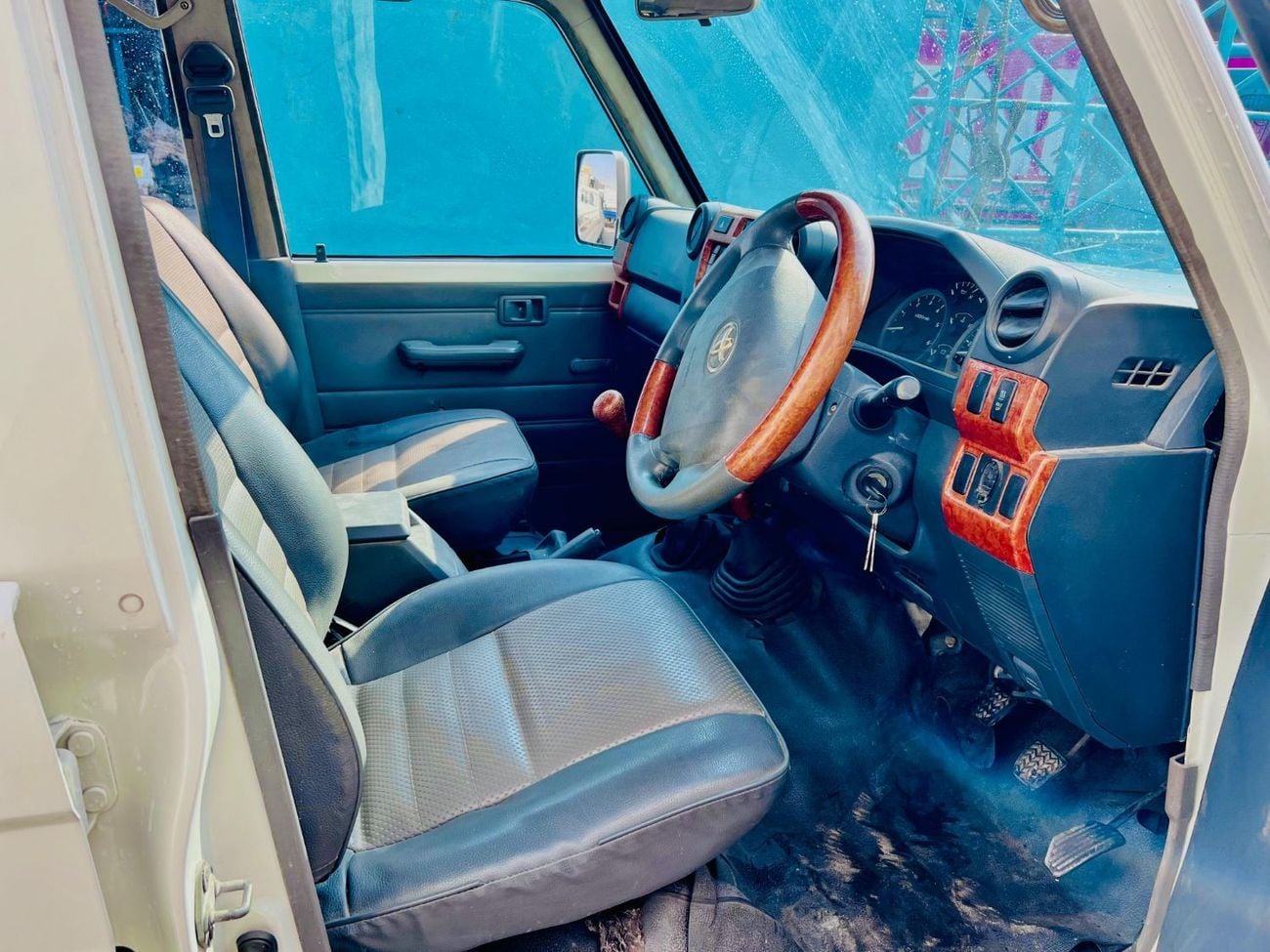 تويوتا لاند كروزر Toyota landcruise Hardtop 2011model 4.2 1HZ Diesel engine Colour White Transmission Manual Interior