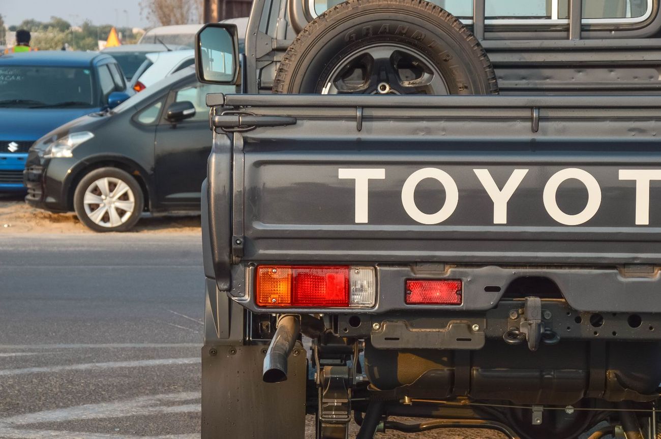 Toyota Land Cruiser Pick Up TOYOTA LAND CRUISER 79 2.8L MT SC DIESEL PICKUP 2025