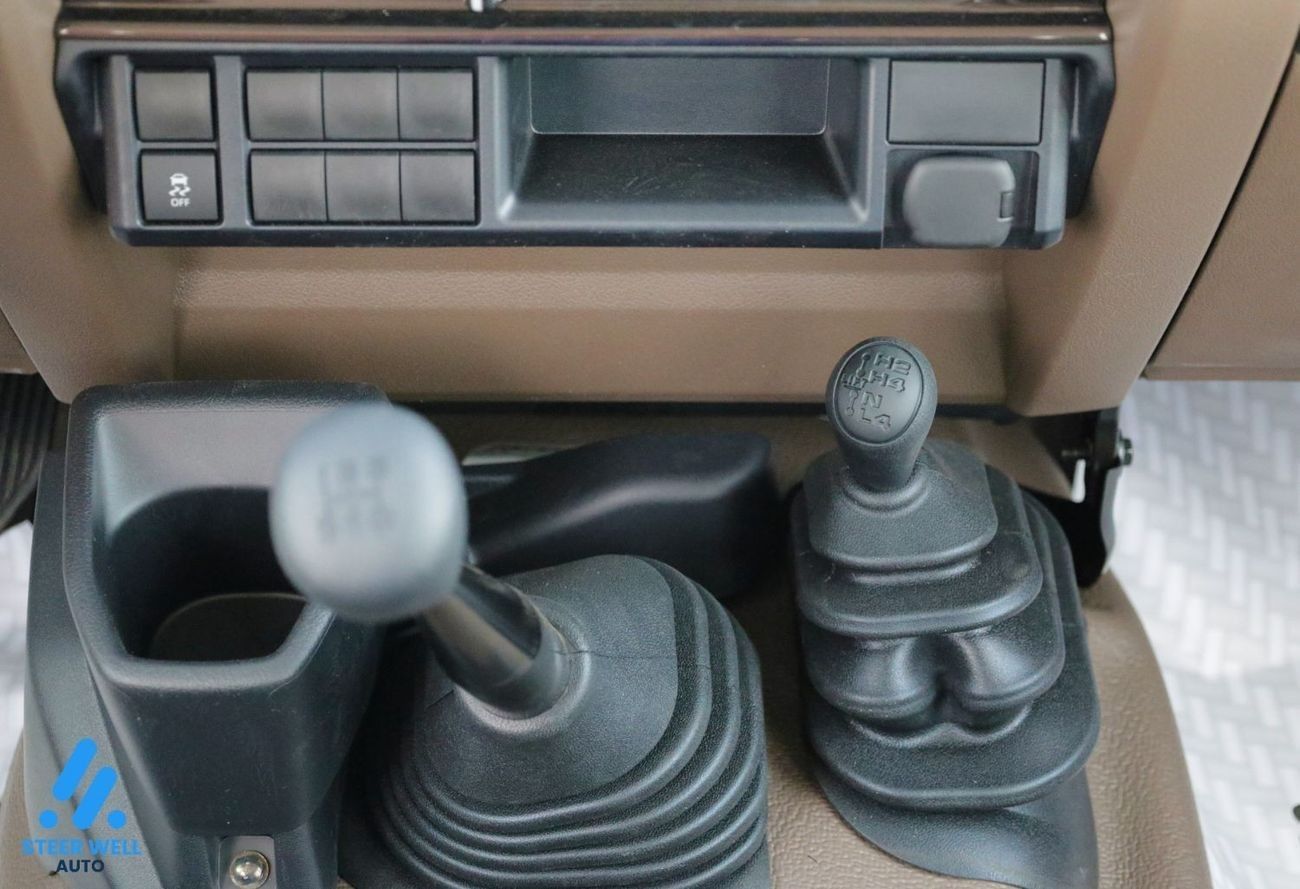 Toyota Land Cruiser Pick Up LC 79 Pick Up 4WD / 2.8L DSL MT / 4 Doors / Export Only