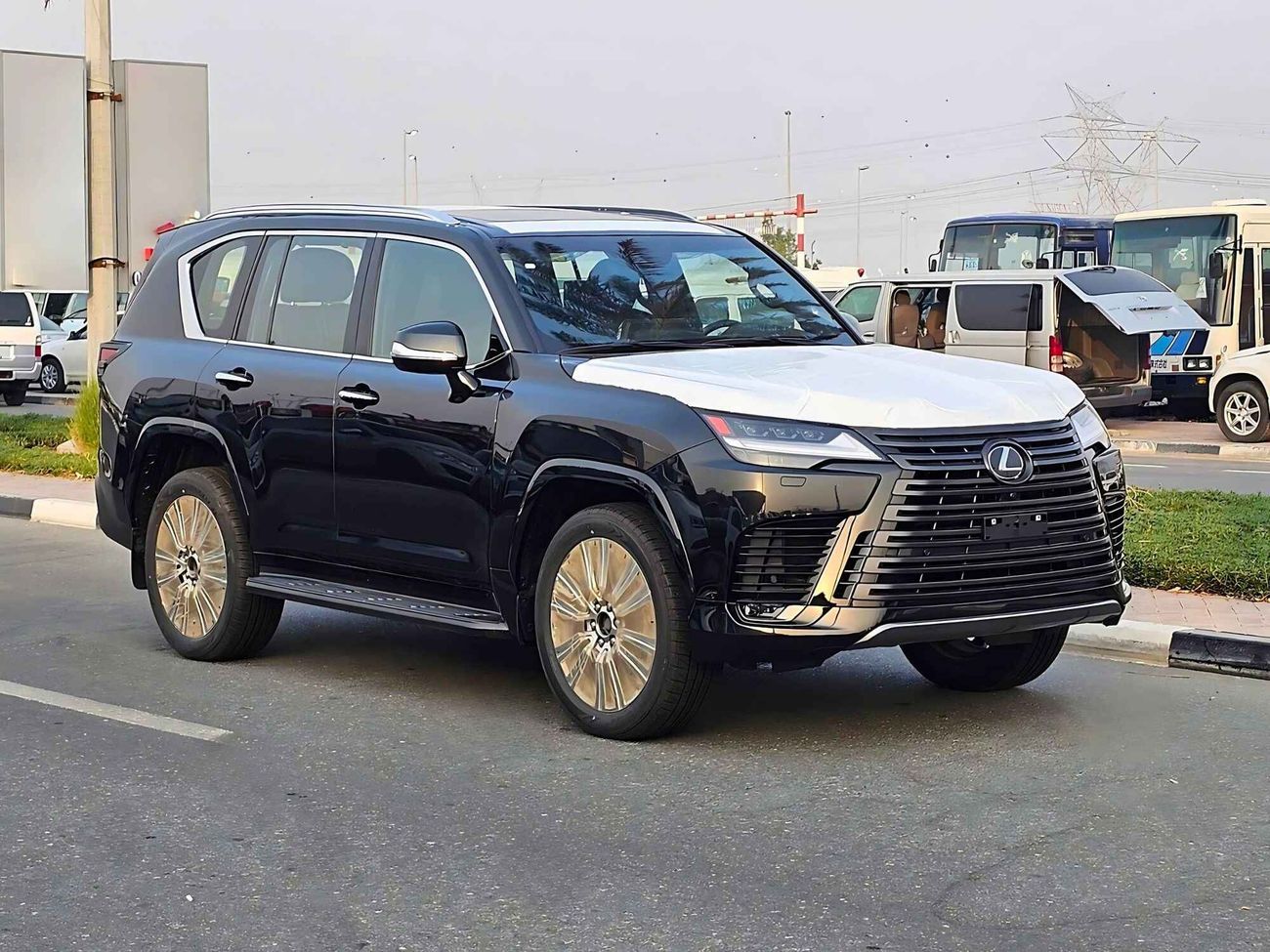 Lexus LX 600 FULL OPTION VIP / AT / 3.5L V6 / POWER SEATS & SUNROOF / HEAD-UP DISPLAY (CODE # 68003)