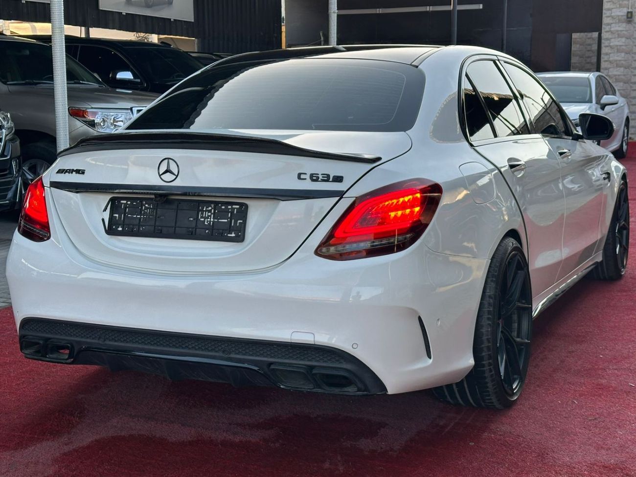مرسيدس بنز C 63 AMG Std 4.0L Sedan