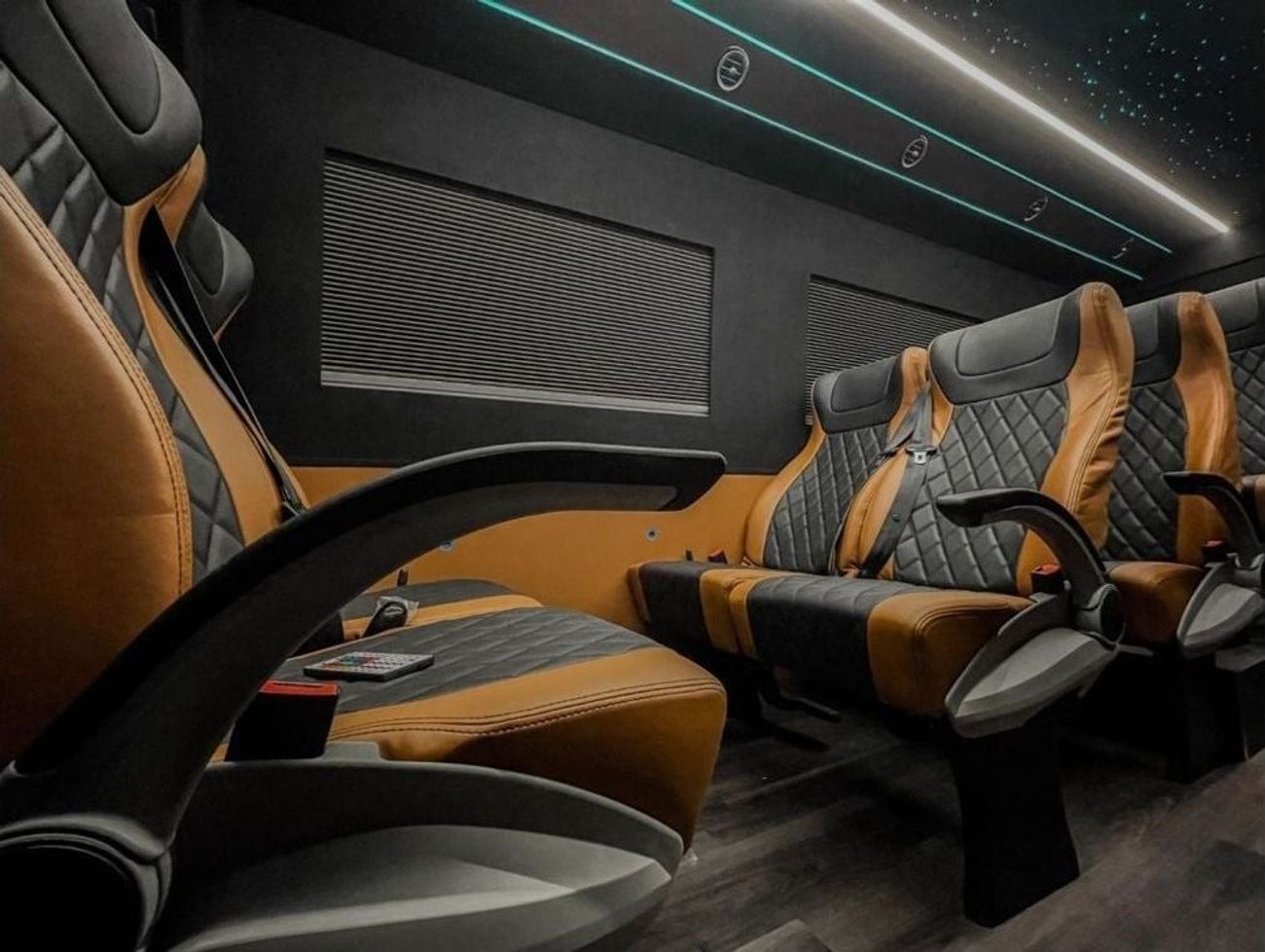 مرسيدس بنز سبرينتر 14 مقعد تحويل VIP كامل