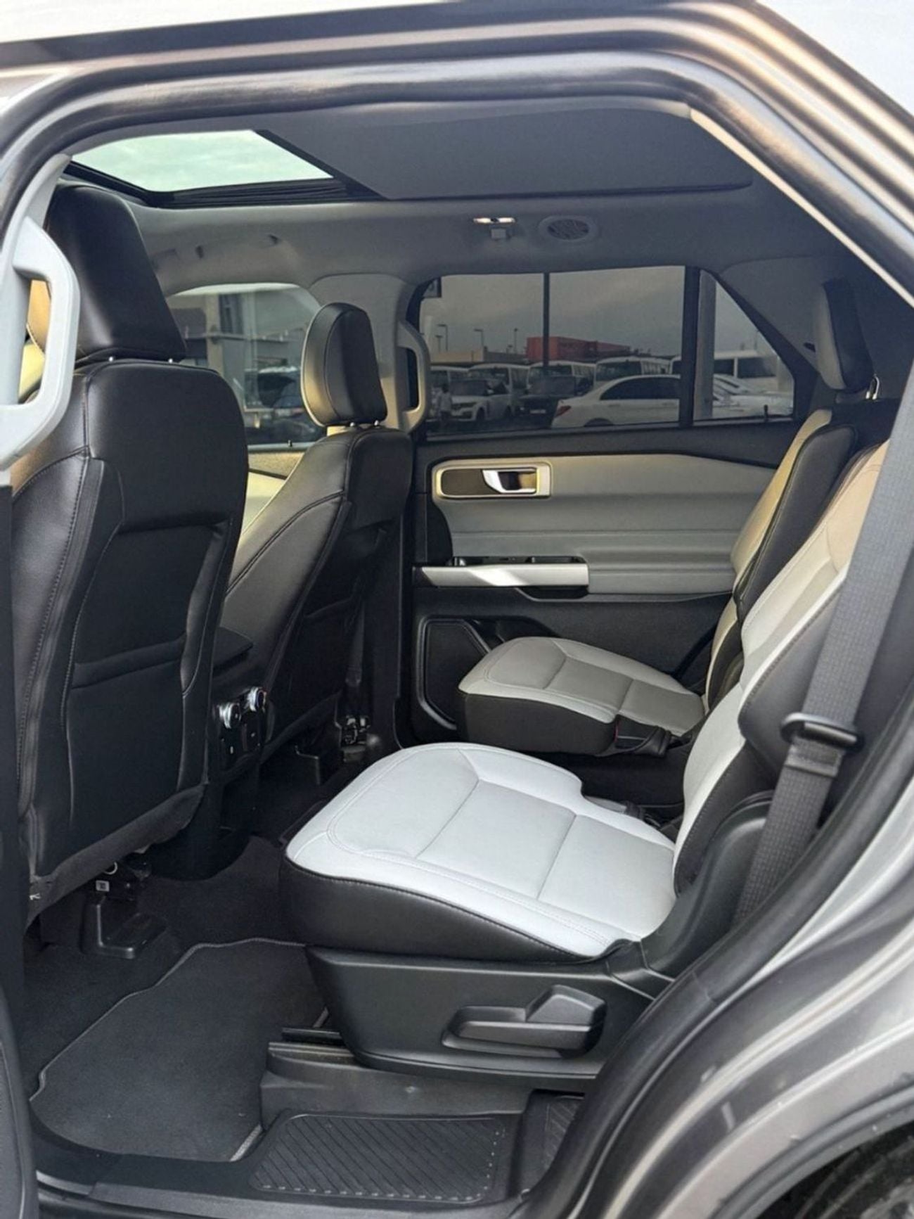Ford Explorer XLT, fully loaded with panoramic