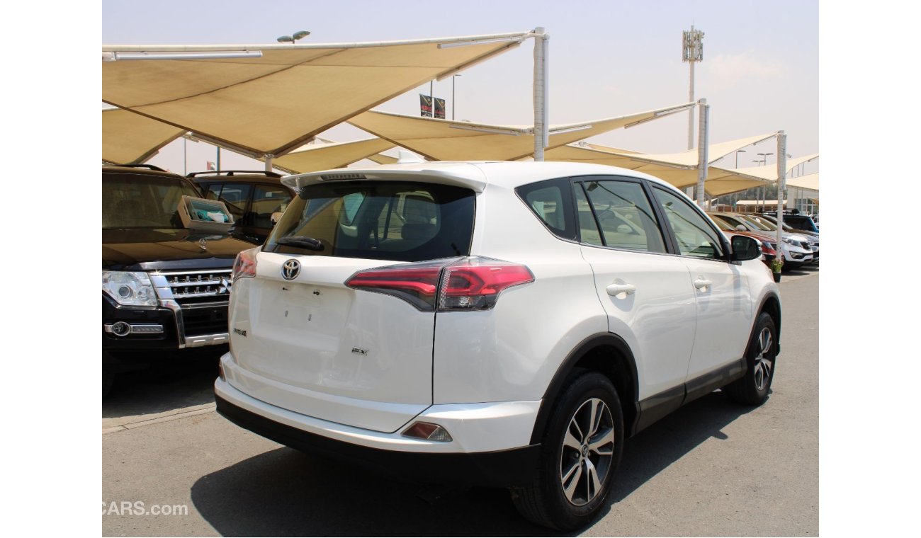 Toyota RAV4 ACCIDENTS FREE - ORIGINAL PAINT - GCC - CAR IS IN PERFECT CONDITION INSIDE OUT