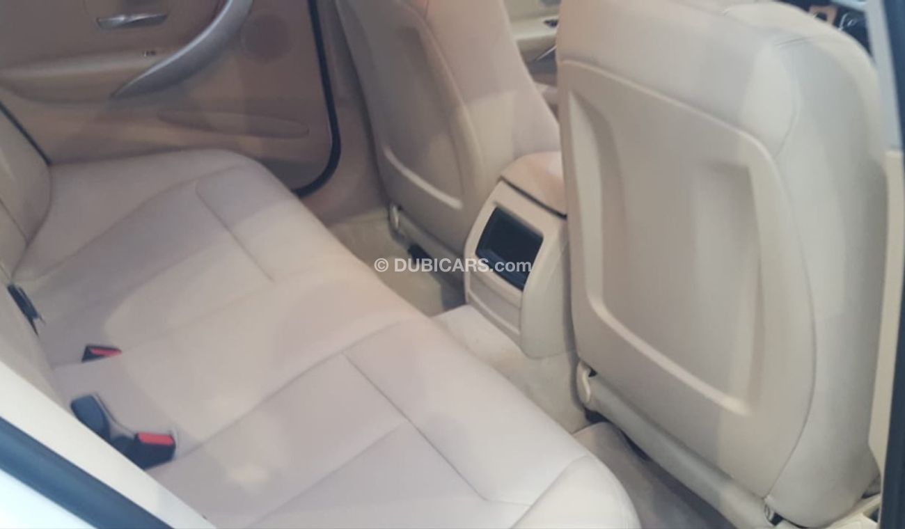 BMW 320i Bmw 320 model 2017 GCC car prefect condition full service full option low mileage