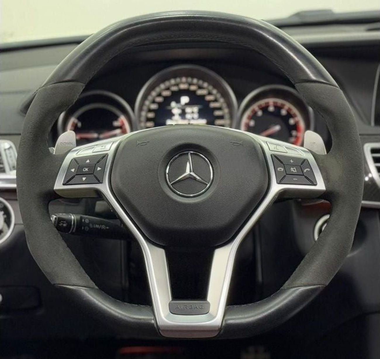 مرسيدس بنز E 63 AMG Std 5.5L 2014 Mercedes Benz E63 AMG 4MATIC, Service History, Full Options, Carbon Fiber Package. GCC