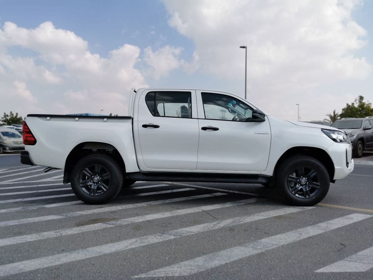 تويوتا هيلوكس 2.4L DSL, MT, WIDE BODY, FULL OPTION, 2023, SPECIAL PROMOTION