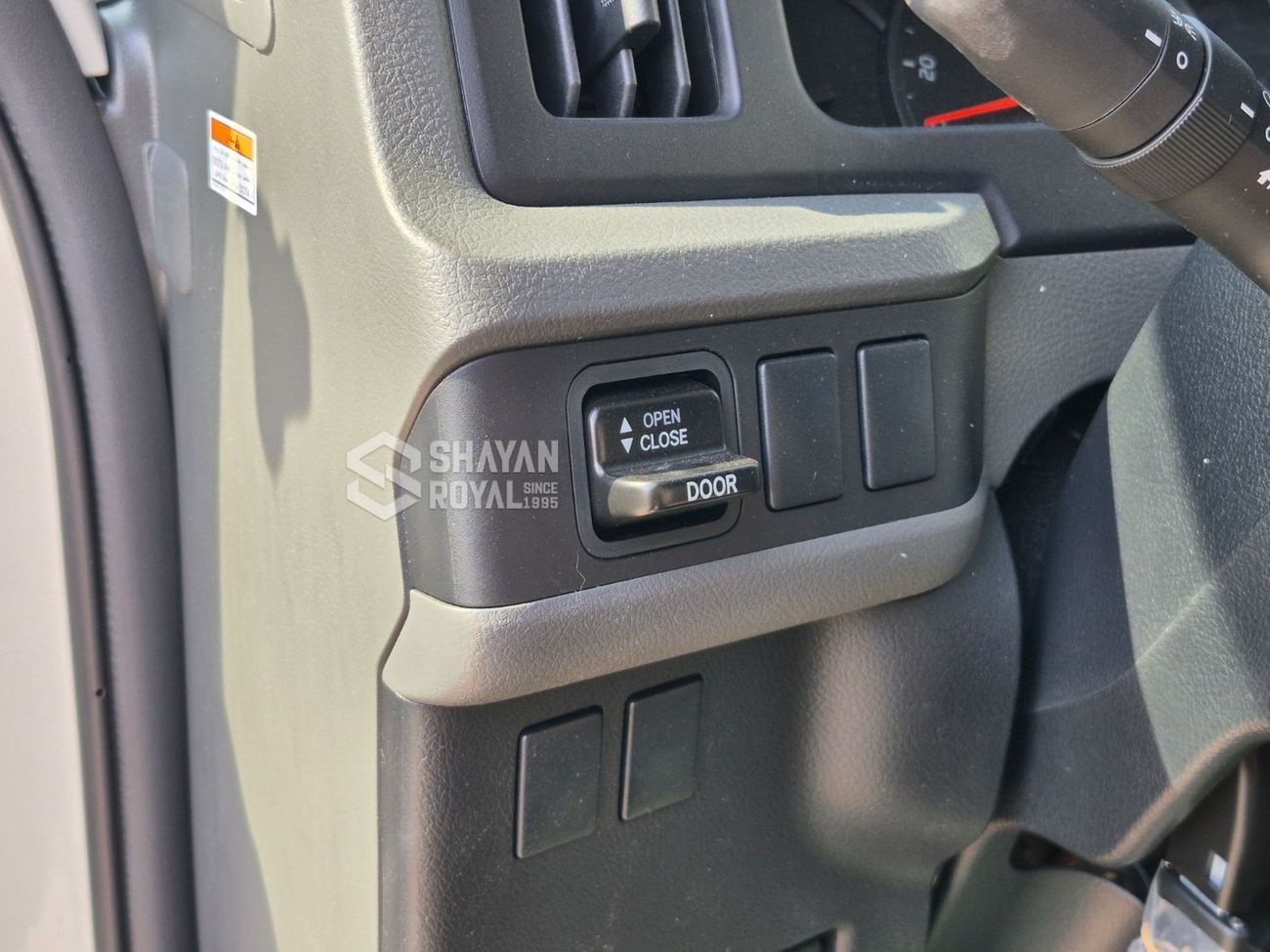 تويوتا كوستر LHD 2.7L DLX PETROL 4CYL 23-SEATER MT 2025MY