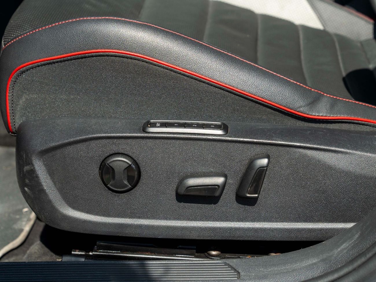 Volkswagen Golf GTI AED 1,808 PM • GTI P2 FULL • LOW KM • OFFICIAL VOLKSWAGEN WARRANTY UNTIL 2026 • STUNNING COLOUR