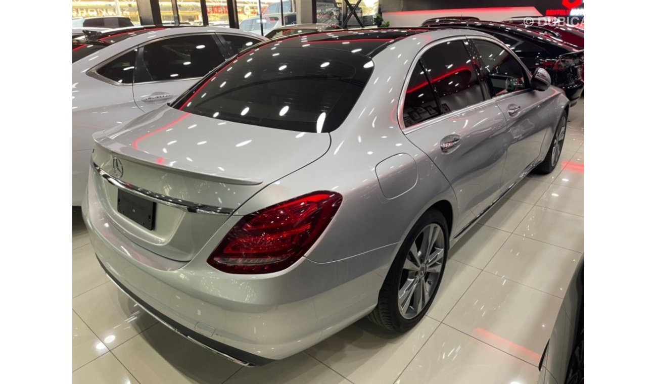 مرسيدس بنز C 300 لاكجري