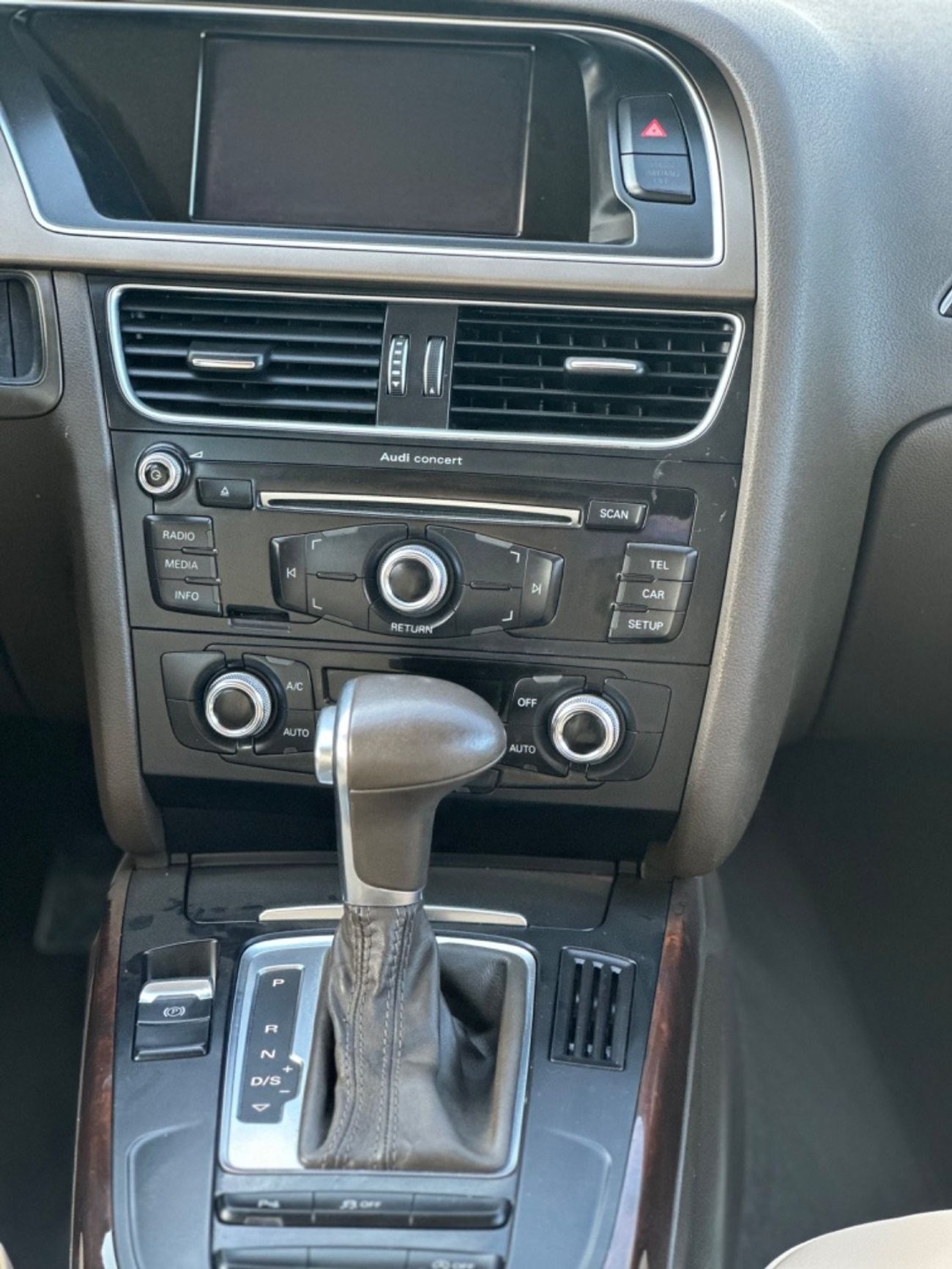 أودي A4 TFSI quattro S-لاين موديل 2015 خليجي فل مواصفات كرأسي جلد ومثبت سرعه وتحكم كهربي كأمل ونظام صوت ممتا