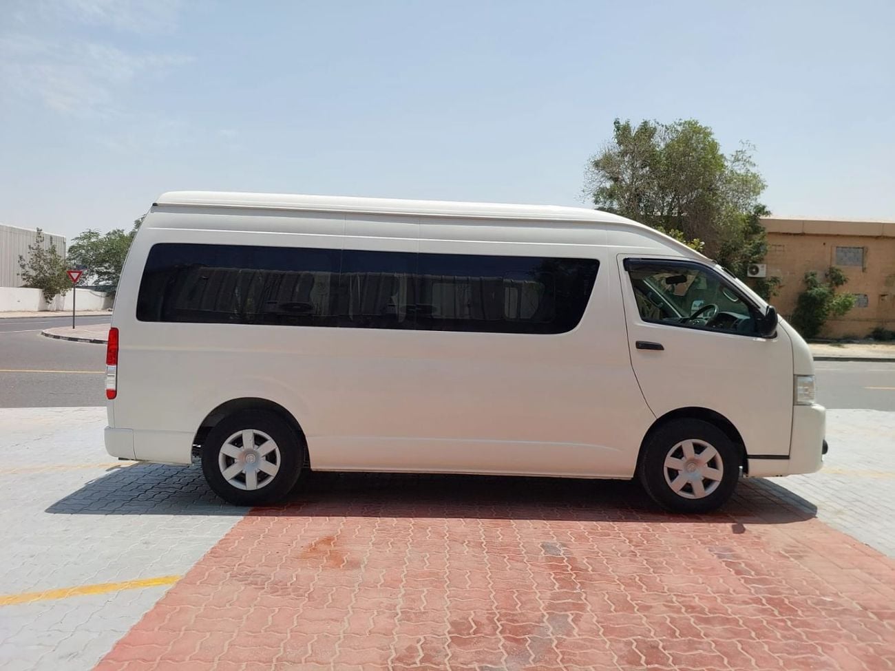 Toyota Hiace TOYOTA HIACE COMMUTER VAN RHD 2016 MODEL 3.0 L DIESEL AUTOMATIC(PM17014)