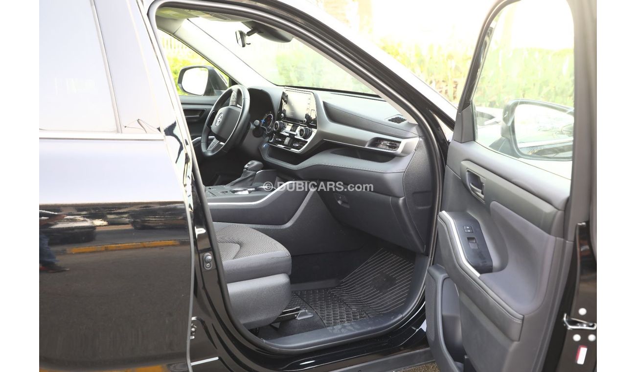 Toyota Highlander 2021 Toyota Highlander 4X4 2.5 LE Hybrid A/T - Black inside black