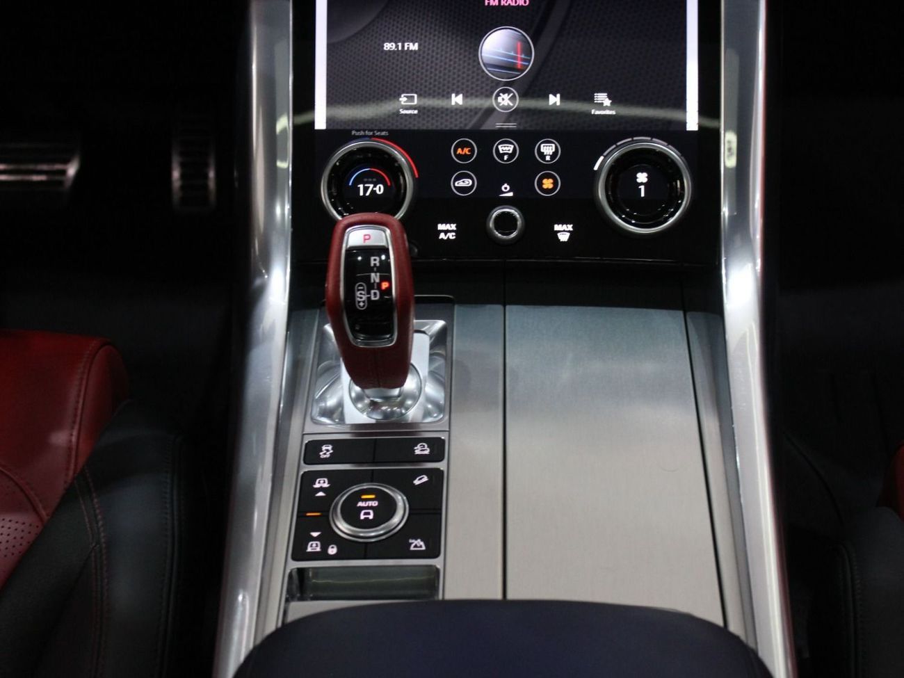 Land Rover Range Rover Sport SVR 5.0L (550 HP)