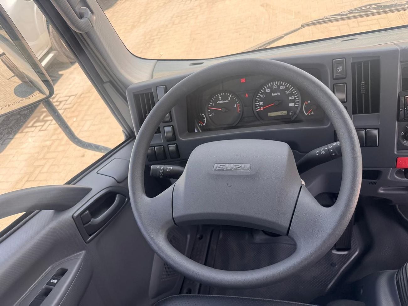 إيسوزو فوروارد Isuzu / N-Series NMR85 E22 Cab Chassis Truck 4x2 Short Wheel Base